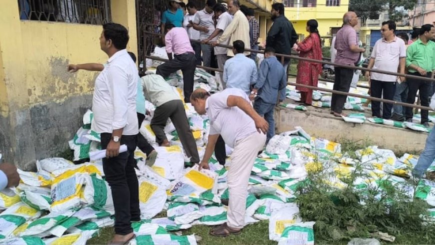 कटिहार के स्कूल में कबाड़ की तरह फैली है परीक्षा सामग्री, जूते-चप्पल से शिक्षक रौंद रहे क्वेश्चन पेपर