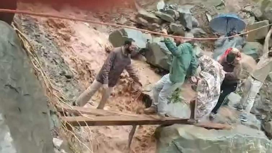 जम्मू-कश्मीर में ओले और भूस्खलन से भारी तबाही, 3 लोगों की मौत, रेस्क्यू जारी
