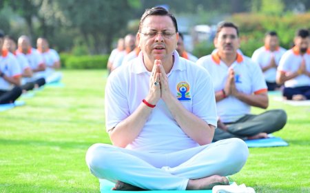 Dehradun: मुख्यमंत्री धामी ने योगाभ्यास के माध्यम से किया स्वास्थ्य का संदेश प्रसारित