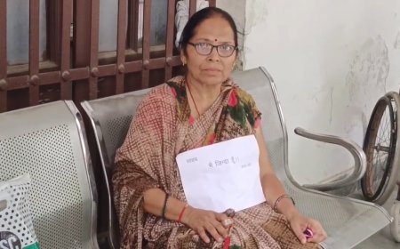 “मैं जिन्दा हूँ” स्टिकर के साथ जिलाधिकारी के समक्ष पहुंची महिला, भाईयों पर गंभीर आरोप