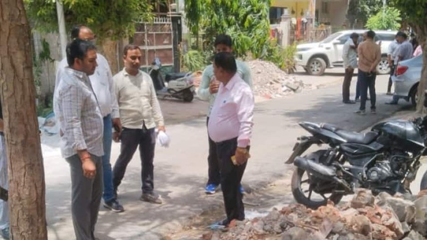 ग्रेटर नोएडा के सेक्टर-36 में मलबे का अंबार, प्राधिकरण ने कॉन्ट्रैक्टर पर ठोका 50000 का जुर्माना