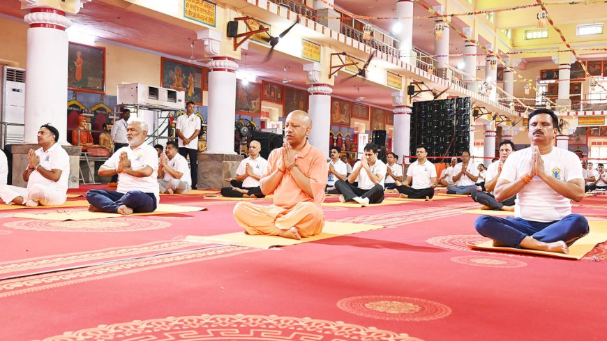 योगी और योगा... CM ने लोगों को दिया स्वस्थ तन और मन का संदेश, देखें Photos