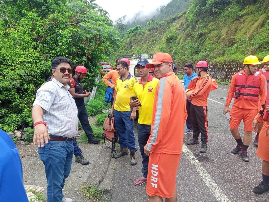 घोलतीर बस दुर्घटना मामले में एडीएम श्याम सिंह राणा ने ग्राउंड जीरो पर उतरकर किया सर्च अभियान का नेतृत्व