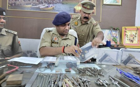 वाराणसी में अवैध हथियार फैक्ट्री पर छापेमारी: AK47 समेत कई प्रतिबंधित हथियार बरामद