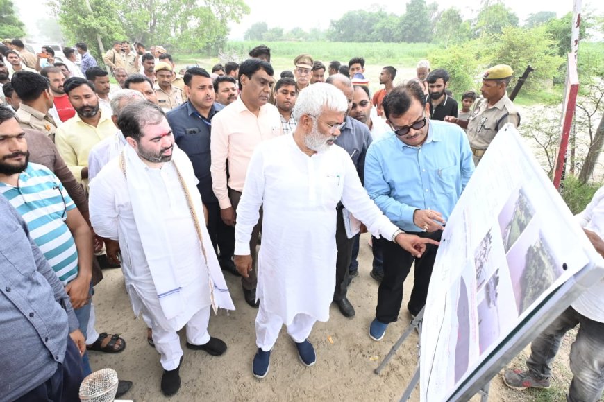 बाराबंकीः जल शक्ति मंत्री ने बाढ़ सम्भावित क्षेत्र का किया दौरा, अधिकारियों को दिए निर्देश