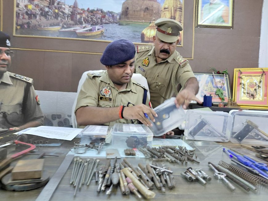 वाराणसी अवैध हथियार की फैक्ट्री पर छापेमारी, AK47 से लेकर कई प्रतिबंधित हथियार के कारतूस बरामद…