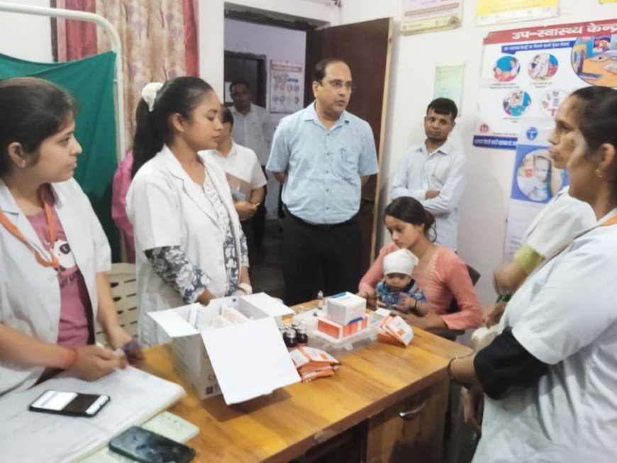 यू०पी०एच०सी रीठामंडी के औचक निरीक्षण पर पहुंचे सीएमओ डॉ शर्मा