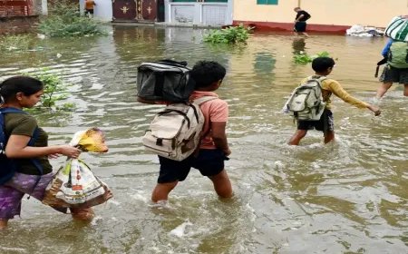 यूपी में मूसलधार बारिश के चलते स्कूलों में छुट्टी, बच्चों की वापसी