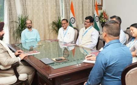 Dehradun: राज्यपाल गुरमीत सिंह से हरिहर पटनायक ने किया उत्तराखण्ड ग्रामीण बैंक का 13वां वार्षिक प्रतिवेदन प्रस्तुत