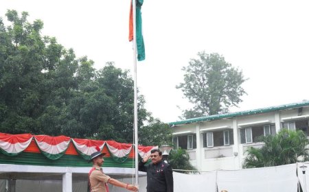 देहरादून: 79वें स्वतंत्रता दिवस पर मुख्य सचिव आनन्द बर्द्धन का ध्वजारोहण