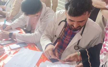 ग्रामीणों का स्वास्थ्य सुधार: श्री महंत इन्दिरेश अस्पताल का निःशुल्क स्वास्थ्य परीक्षण शिविर