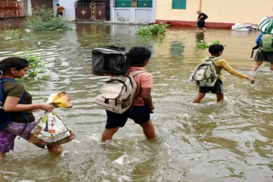 लखनऊ सहित यूपी के कई जिलों में मूसलाधार बारिश, स्कूलों में छुट्टी घोषित होने के बाद वापस हुए बच्चे