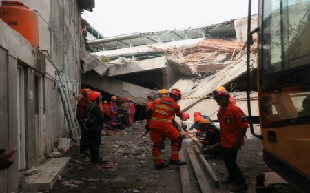 इंडोनेशिया में स्कूल ढहने की घटना: मृतकों की संख्या 53 तक पहुंची, चल रहा है तलाशी अभियान