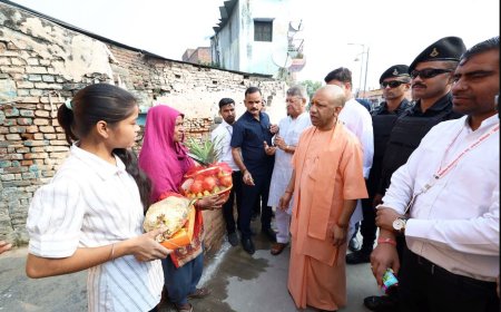 सीएम योगी ने अयोध्या की निषाद बस्ती में मनाई दीपावली, बच्चों को दी मिठाइयां और उपहार