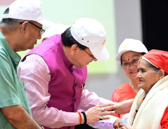 देहरादून: अंतरराष्ट्रीय वृद्धजन दिवस पर सीएम धामी ने वरिष्ठ नागरिकों को किया सम्मानित