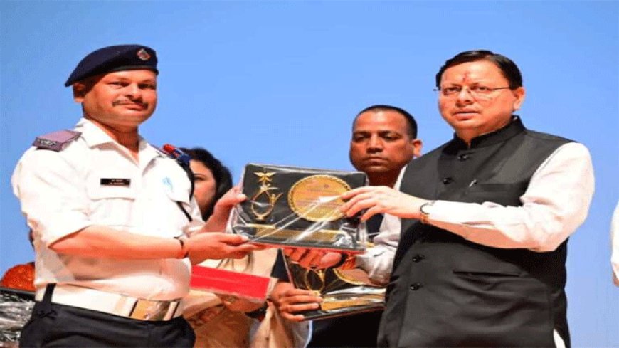 मुख्यमंत्री पुष्कर सिंह धामी ने आपदा राहत में योगदान देने वाले कर्मियों को किया सम्मानित