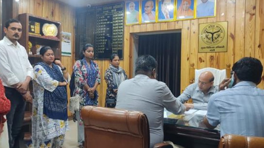 बरेली : दिवाली फीकी...मानदेय न मिलने से सीएमओ के सामने बिलख पड़े कर्मचारी