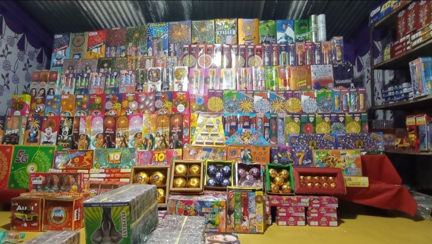 लखनऊ में सबसे सस्ती और शानदार पटाखा मार्केट्स, 1000 रुपये में भरकर लाएं घर