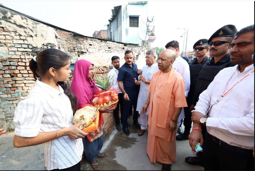 सीएम योगी ने अयोध्या की निषाद बस्ती में मनाई दीपावली, बच्चों को दी मिठाइयां और उपहार