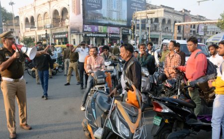 हाथ उठाकर बोले सॉरी, बिना हेल्मेट गाड़ी नहीं चलाएंगे...यातायात माह के दौरान ट्रैफिक का अभियान 