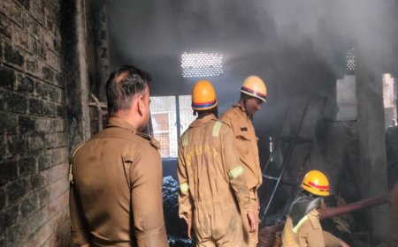 कानपुर : नवाबगंज में भीषण आग से रुई गोदाम राख, गोदाम तक नहीं पहुंच सकी दमकल