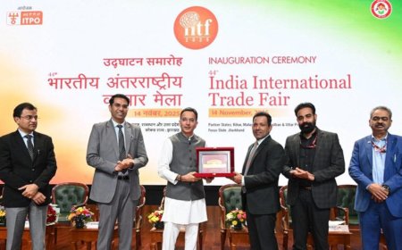 UP पवेलियन में उमडी भीड, बना व्यापार मेले का मुख्य आकर्षण, बोले मंत्री राकेश- IITF-ODOP उत्पादों को देश-विदेश के खरीदारों से मिल रही पहचान