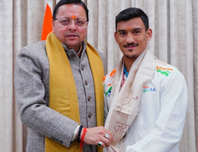 मुख्यमंत्री पुष्कर सिंह धामी से बॉक्सर पवन बर्त्वाल ने शिष्टाचार भेंट की