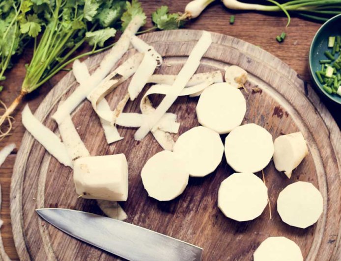 मूली के छिलकों को फेंके नहीं, इन ट्रिक की मदद से करें किचन में इस्तेमाल