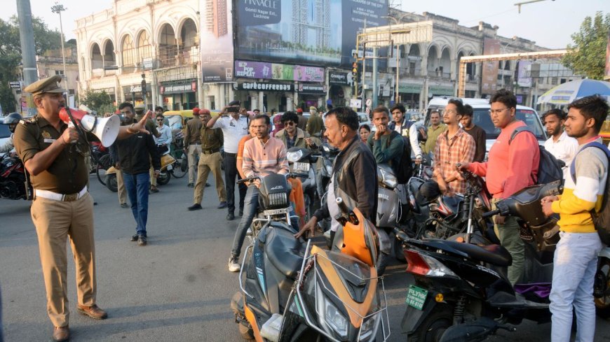 हाथ उठाकर बोले सॉरी, बिना हेल्मेट गाड़ी नहीं चलाएंगे...यातायात माह के दौरान ट्रैफिक का अभियान 
