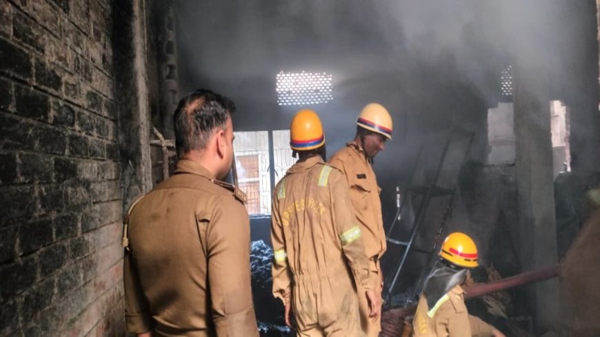 कानपुर : नवाबगंज में भीषण आग से रुई गोदाम राख, गोदाम तक नहीं पहुंच सकी दमकल
