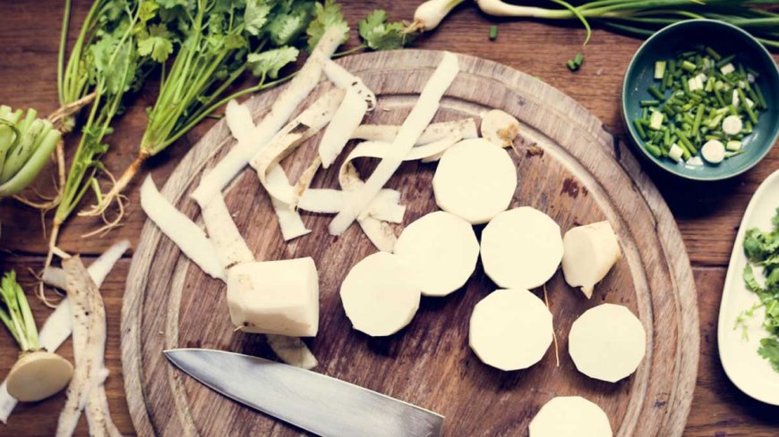 मूली के छिलकों को फेंके नहीं, इन ट्रिक की मदद से करें किचन में इस्तेमाल