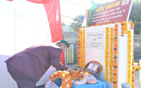 शहीद अनुसूया प्रसाद गौड़ की पुण्यतिथि पर आयोजित श्रद्धांजलि कार्यक्रम में प्रतिभाग करते सैनिक कल्याण मंत्री गणेश जोशी