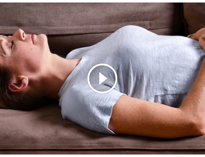 बिना तकिये के 30 रातें सोने के अद्भुत लाभ: पीठ और गर्दन दर्द से छुटकारा का बिना खर्च का उपाय