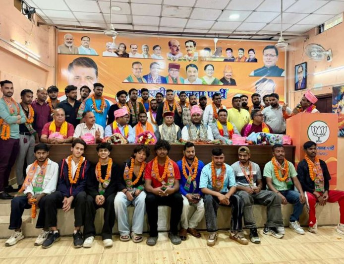 देहरादून की राजनीति में भूचाल: कांग्रेस के सैकड़ों नेता भाजपा में शामिल