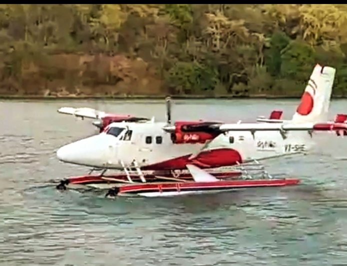 गंगा में उतरा 19 सीटर सी प्लेन,पर्यटन व्यवसाईयों में उत्साह का माहौल,बोले सी प्लेन की ट्रायल लैंडिंग धामी सरकार की दूरदर्शी सोच और प्रयासों का आईना