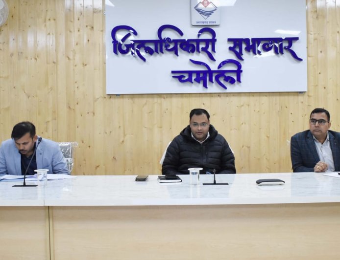 जिलाधिकारी का 20 तथा 25 सूत्री योजनाओं की विस्तृत समीक्षा पर जोर