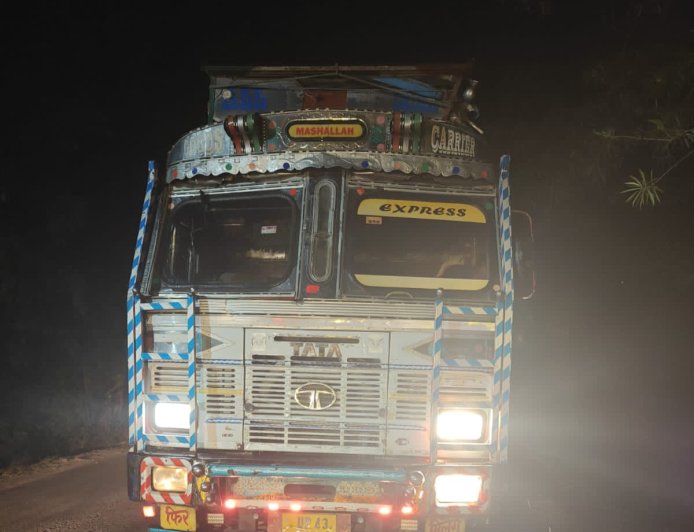 पीलीभीत में बिना कागज लकड़ी के ट्रक पर 140899 रुपये का जुर्माना