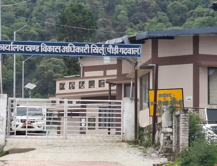 पौड़ी में बीडीओ को कमरे में बंद कर धमकाने का मामला, ज्येष्ठ उप प्रमुख पर गंभीर आरोप