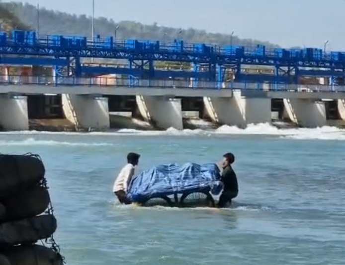 हरिद्वार में अतिक्रमण बचाने के लिए गंगा में कूद पड़ा युवक, वीडियो वायरल