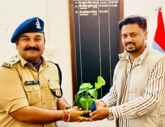 टिहरी जेल में बंदियों के कल्याण और पुनर्वास के लिए विशेष कार्यक्रम, ट्रैक सूट वितरण