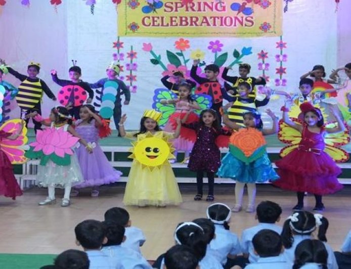 द हैरिटेज स्कूल का 73वां वसंत उत्सव: नन्हे बच्चों की प्रस्तुतियों ने बिखेरा सतरंगी आनंद