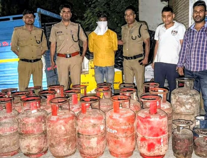 दून पुलिस ने 32 अवैध LPG सिलेंडर समेत अभियुक्त को पकड़ा, गैस सिलेंडरों की कालाबाजारी पर कार्रवाई जारी