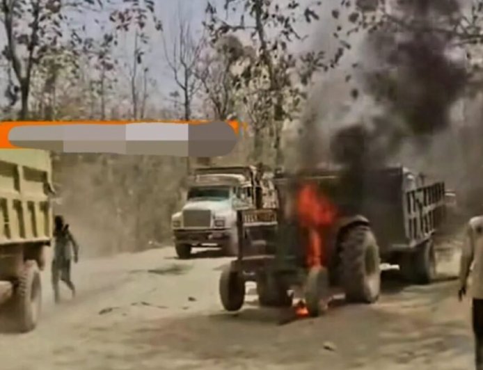 रामनगर में चलते ट्रैक्टर में आग का तांडव, मौके पर मची अफरातफरी