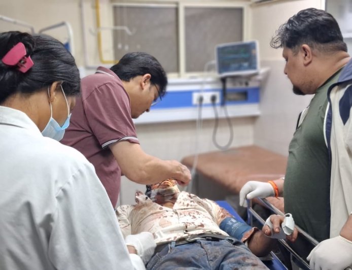 बागेश्वर में बारात की तेज रफ्तार बोलेरो पलटी, 11 घायल, 2 की हालत गंभीर