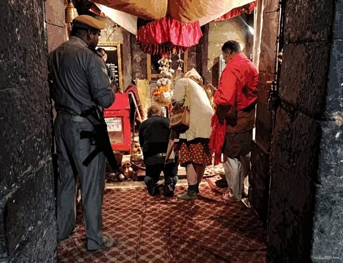 जागेश्वर धाम: गर्भगृह में हथियार लेकर पहुंचे डीएम, सुरक्षा नियमों पर उठे सवाल