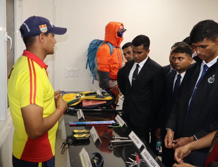 आपदा प्रबंधन की तैयारी: प्रशिक्षु आईपीएस अधिकारियों का SDRF मुख्यालय दौरा