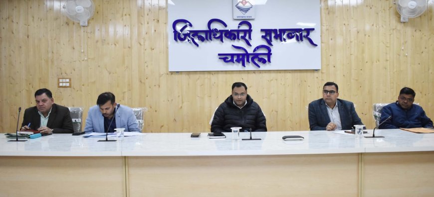 जिलाधिकारी का 20 तथा 25 सूत्री योजनाओं की विस्तृत समीक्षा पर जोर