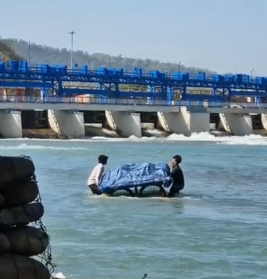 हरिद्वार में अतिक्रमण बचाने के लिए गंगा में कूद पड़ा युवक, वीडियो वायरल