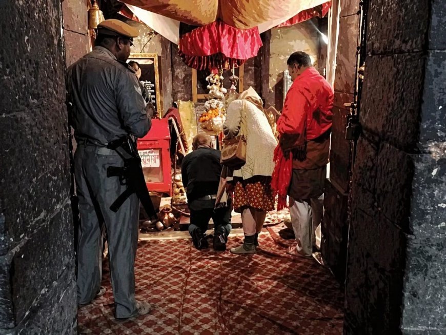 जागेश्वर धाम: गर्भगृह में हथियार लेकर पहुंचे डीएम, सुरक्षा नियमों पर उठे सवाल