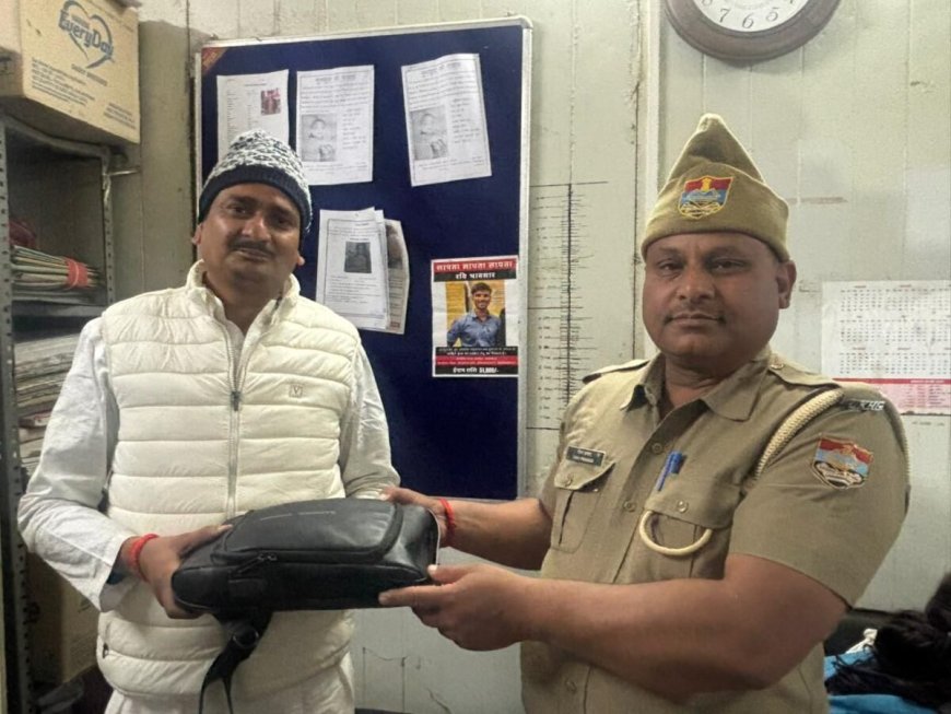 उत्तराखंड: श्रद्धालु का लाखों का बैग लौटाने पर पुलिस ने दिखाई ईमानदारी की मिसाल